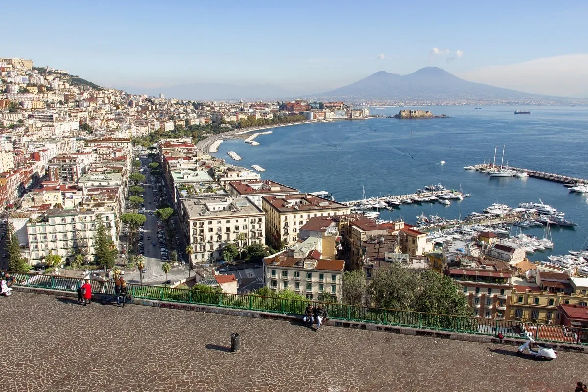 Visiter Naples passe par ses beaux panoramas sur la baie et le Vésuve
