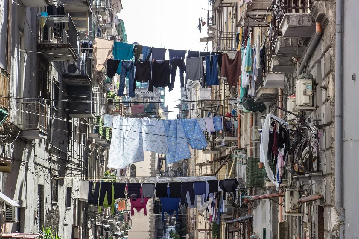 Le linge dans les rues du centre-ville historique de Naples