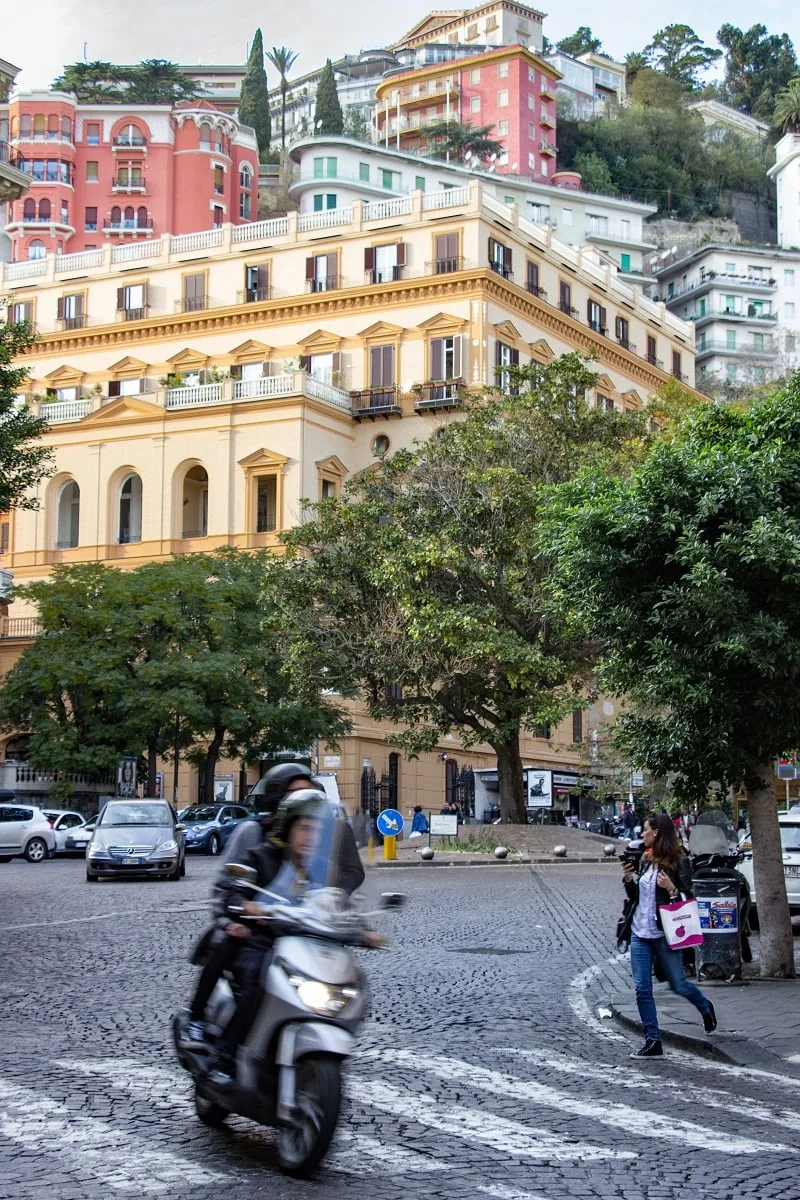 Un scooter dans les rues de Naples