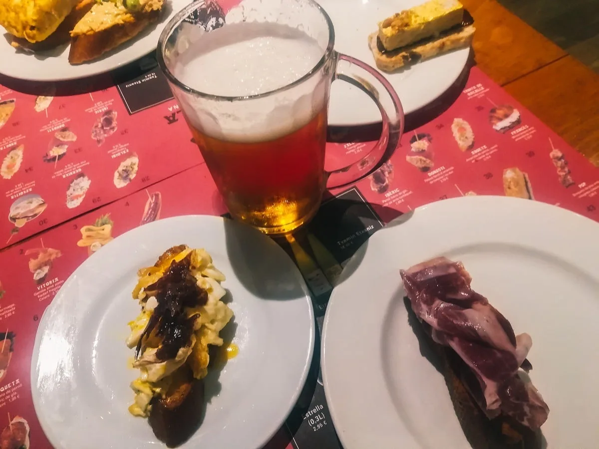 Dans un restaurant de tapas à Barcelone