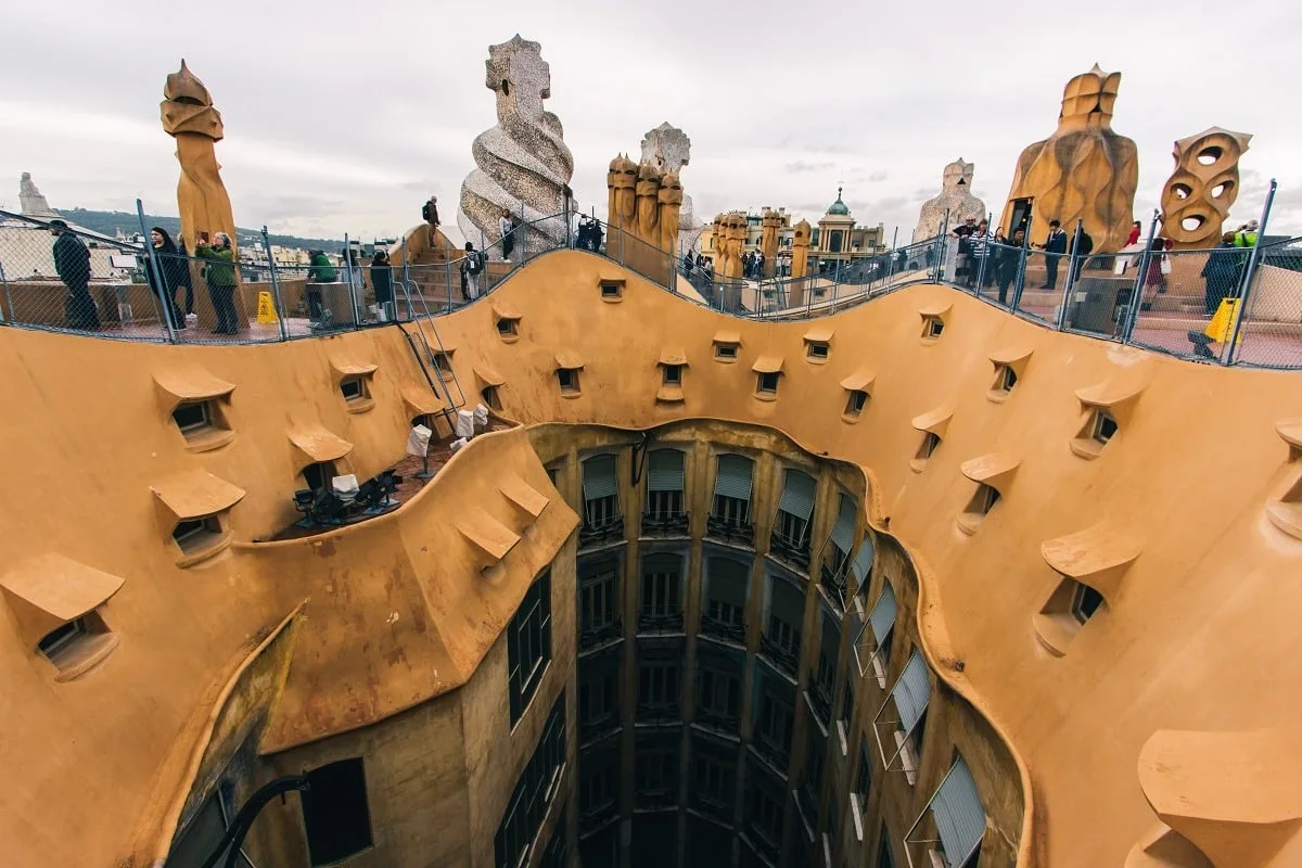 Sur les toits de la Casa Mila à Barcelone