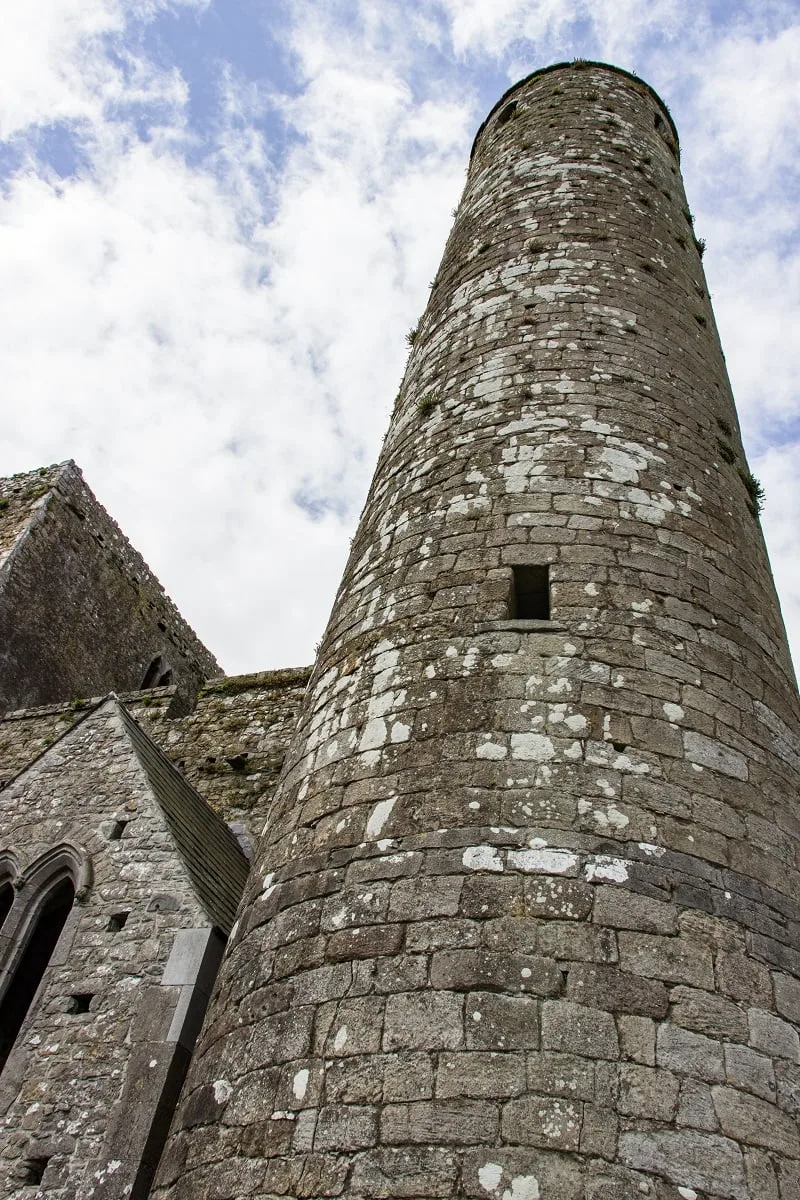 La tour ronde du Rock of Cashel, et la chapelle attenante