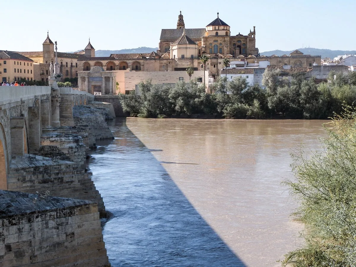 Vue sur la cathédrale de Cordoue depuis la rive du Guadalquivir