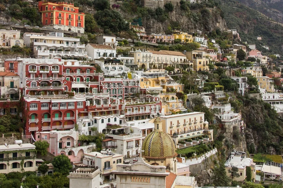 Visiter Positano et ses bâtiments colorés
