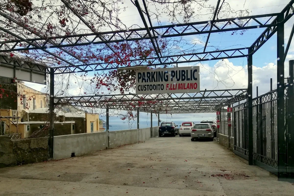 Un parking dans Positano