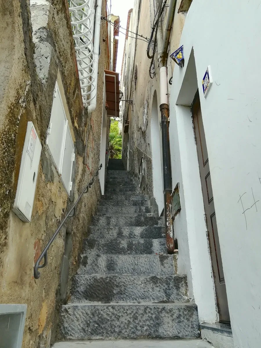 Une ruelle pentue dans Positano