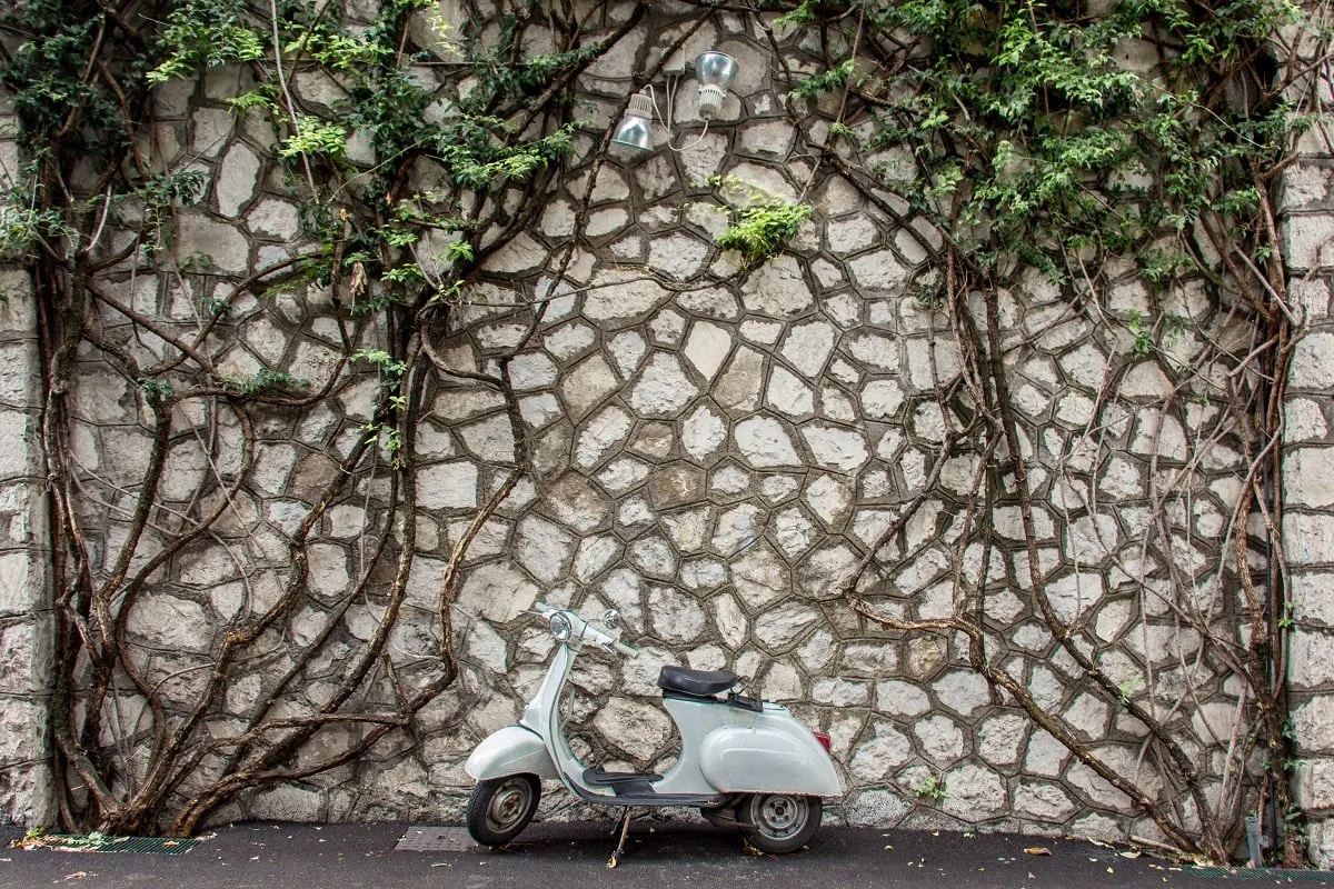 Scooter garé dans Positano