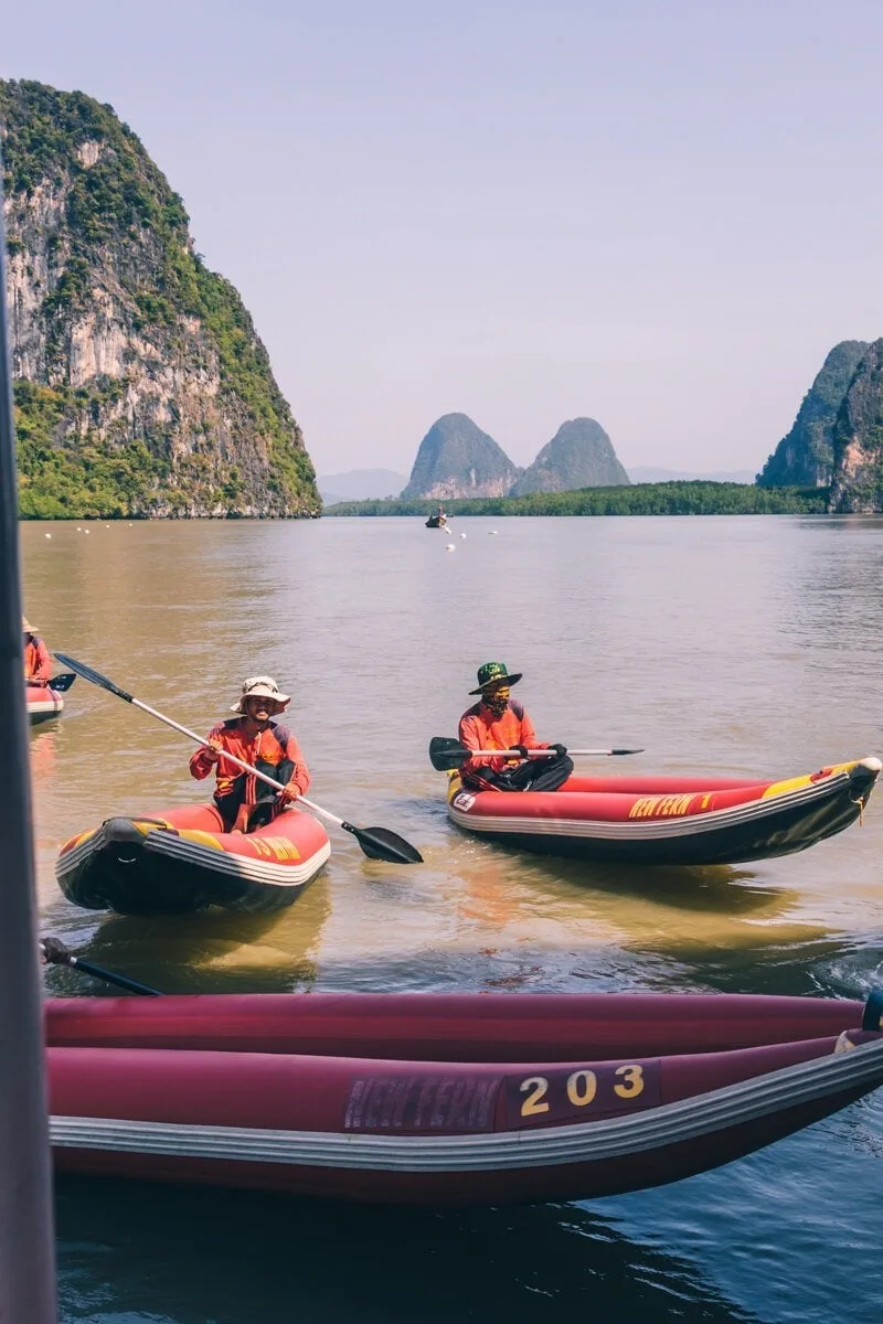 Canoés dans la baie de Phang Nga
