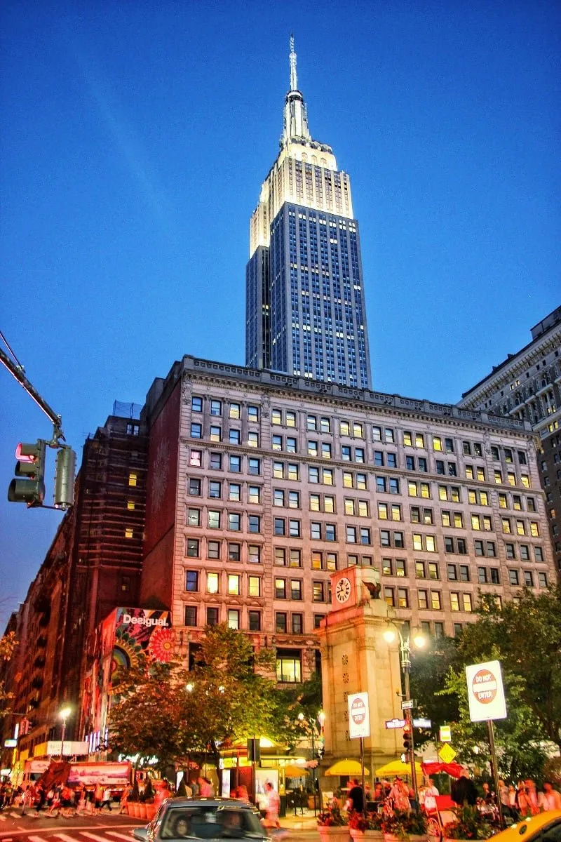 L'Empire State Building éclairé de nuit