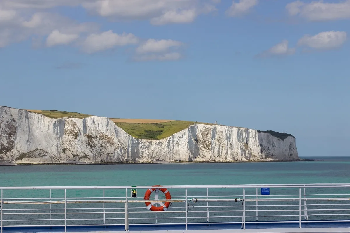 Vue sur les falaises de Douvres depuis le ferry