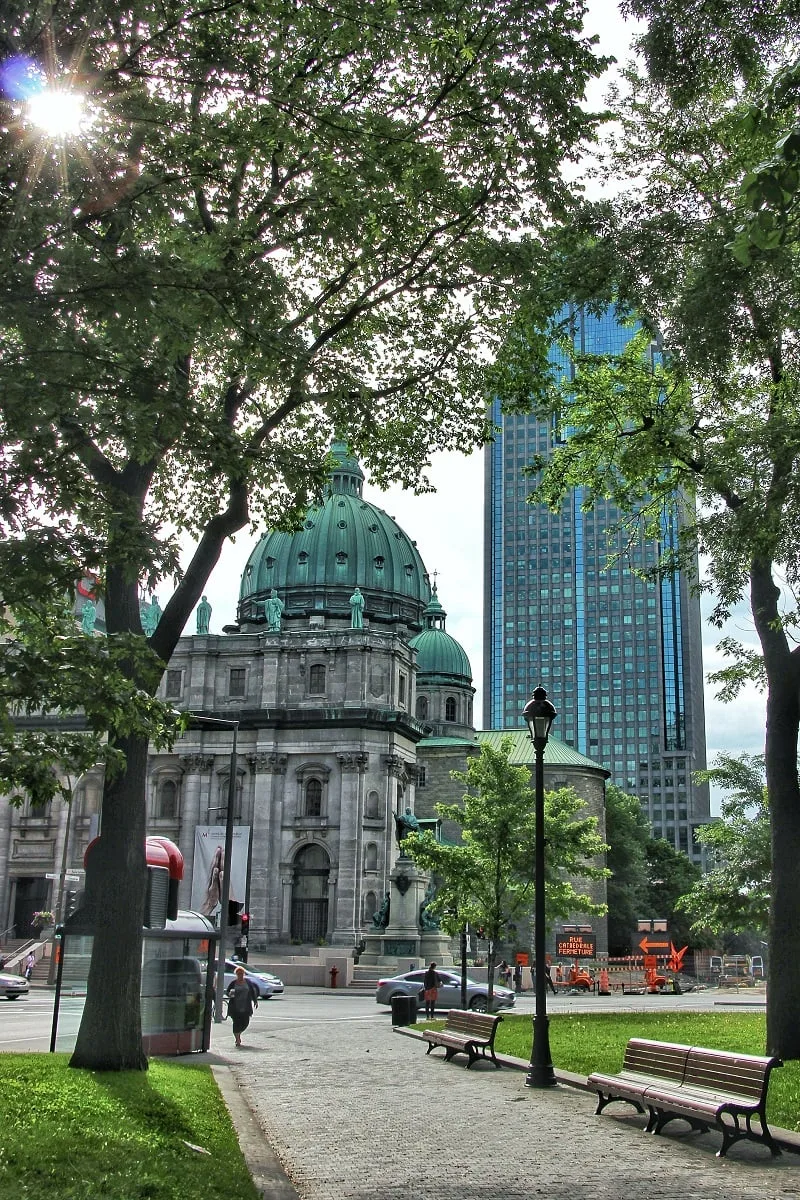 Dans un petit parc dans le centre-ville de Montreal