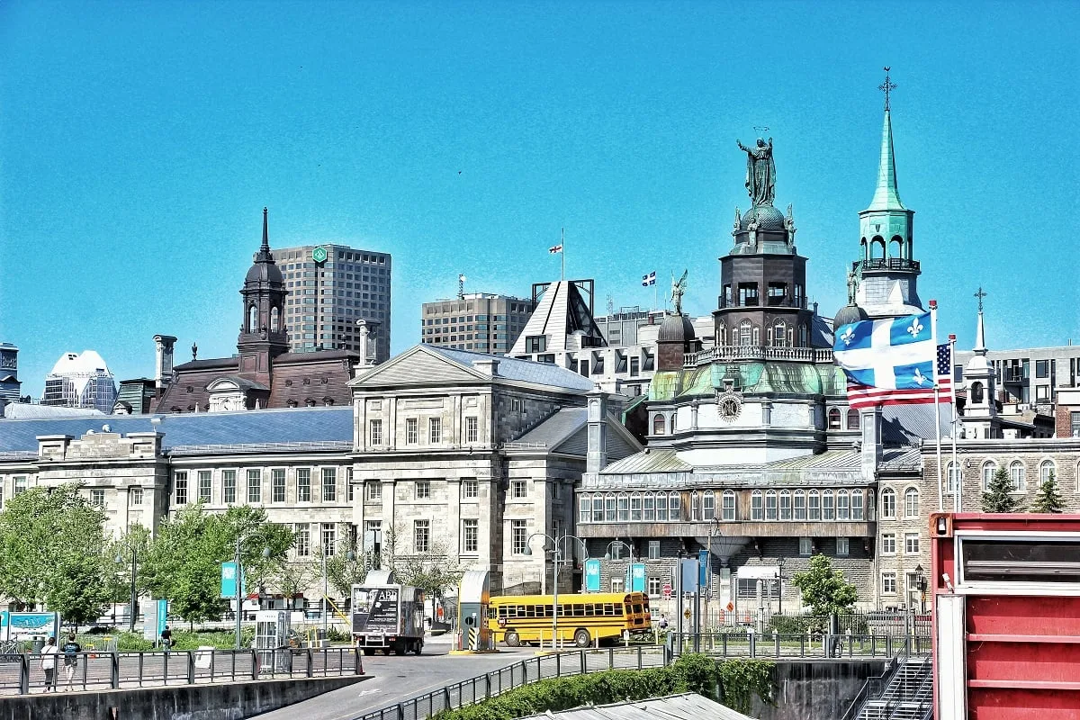 Vue sur le Vieux-Montréal depuis le Vieux Port