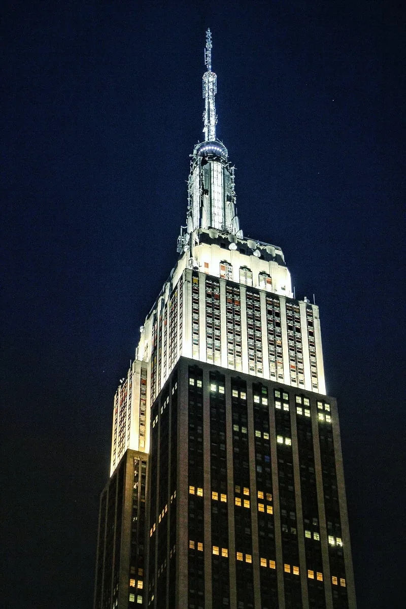 Le sommet de l'Empire State Building éclairé
