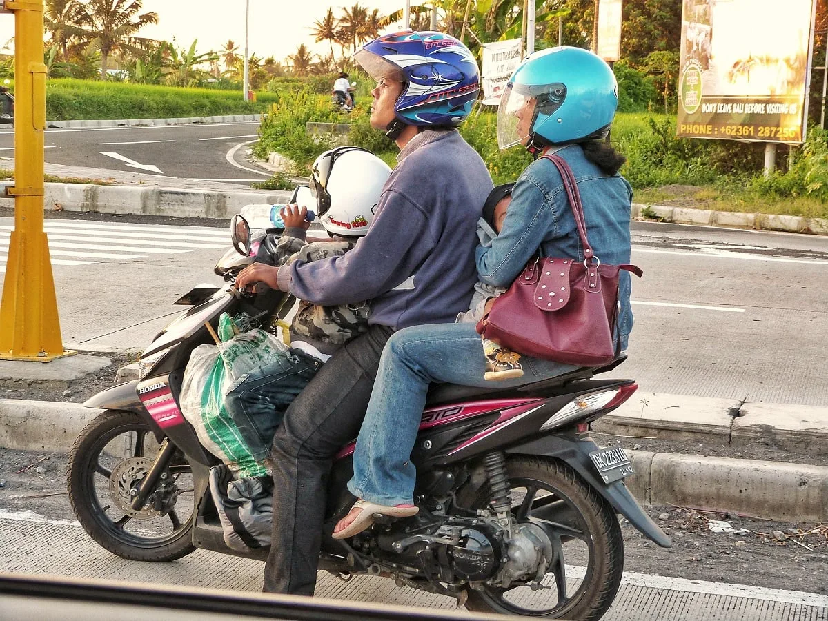 A 4 sur un scooter à Bali