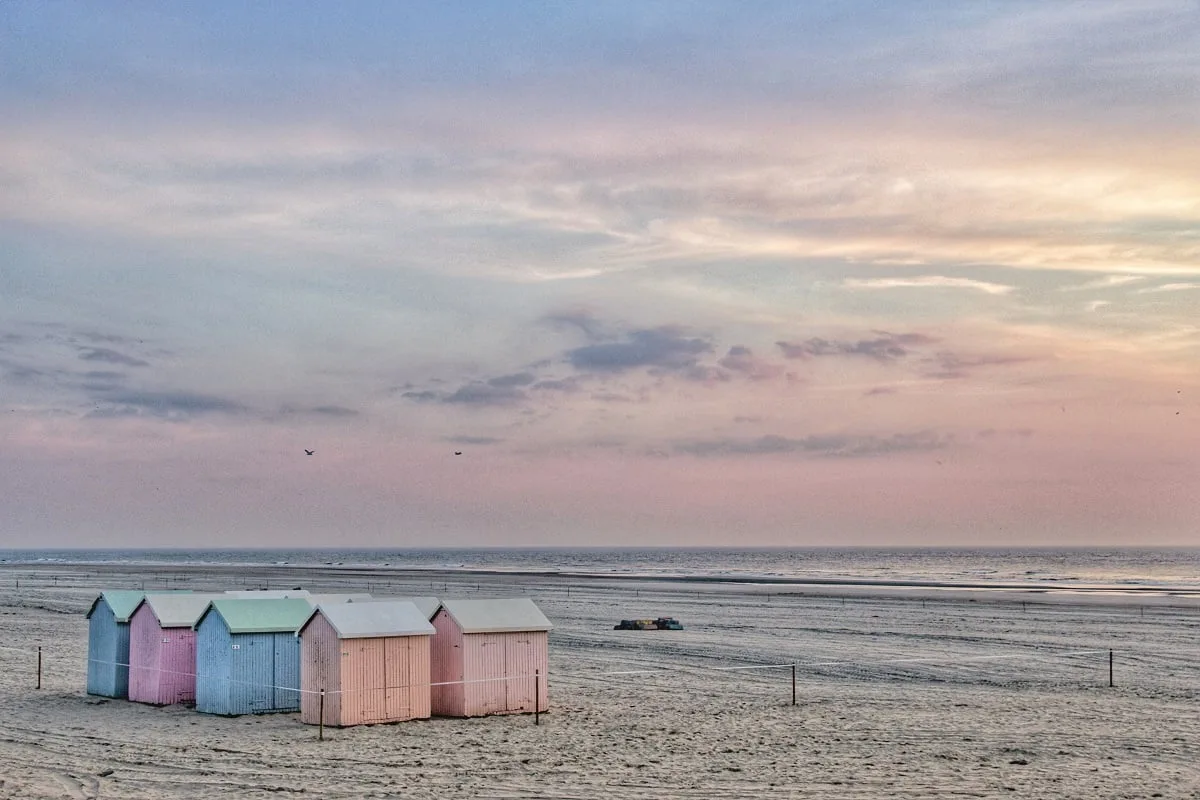 La plage de Berck et ses cabanes aux couleurs du coucher du soleil