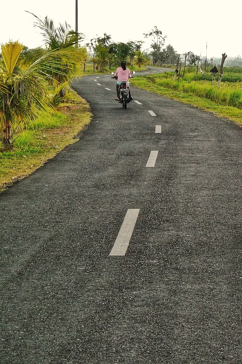 Scooter sur une route à Bali, avec la conduite à gauche