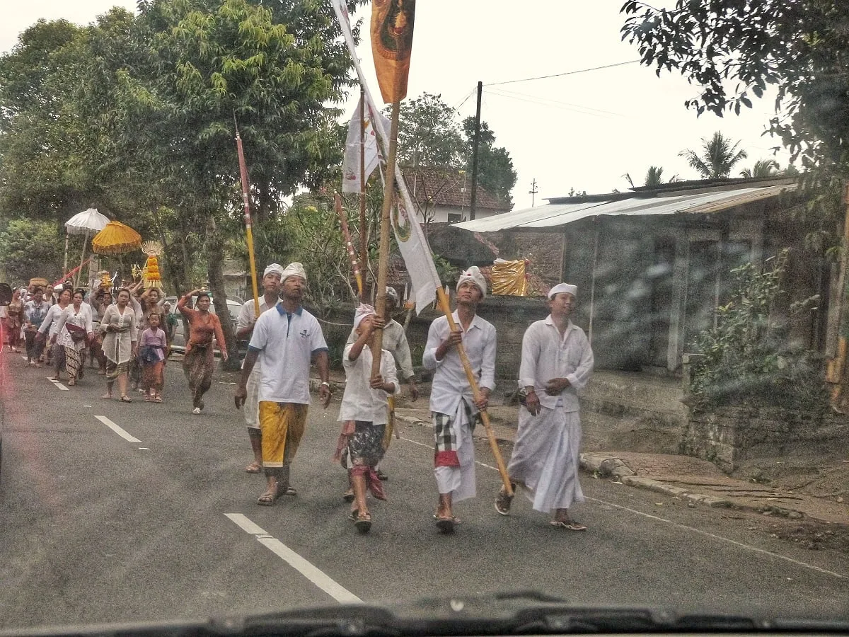 Une procession sur la route à Bali