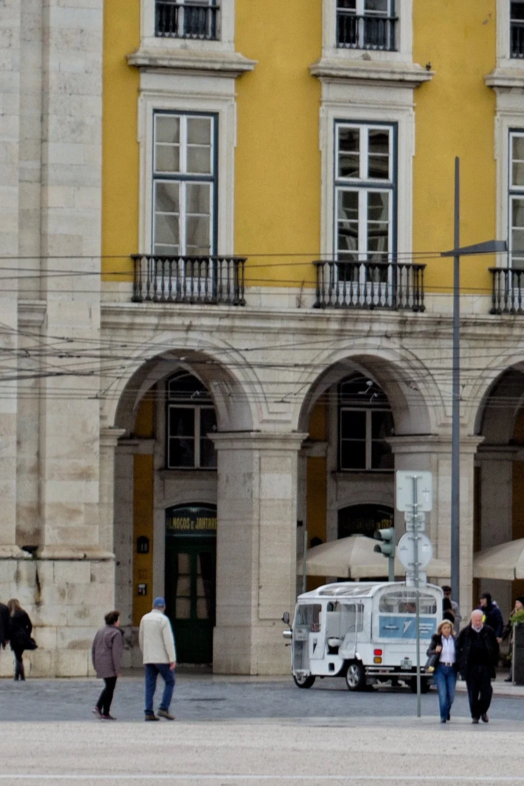 Un tuk tuk sur la place du Commerce