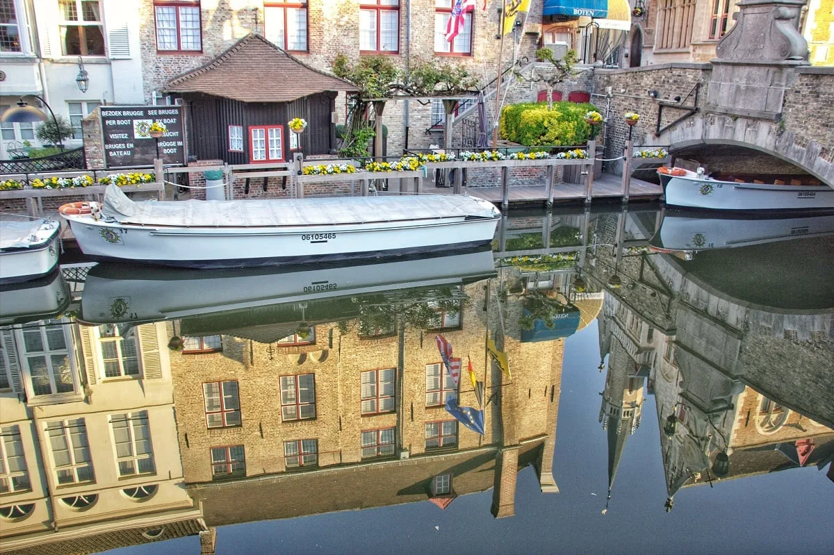 Un bateau sur un canal à Bruges