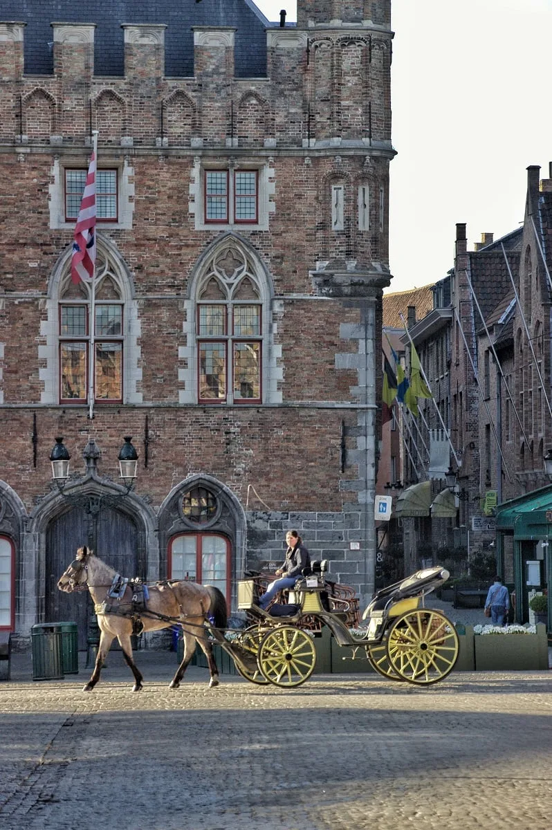 Une calèche dans le centre-ville de Bruges