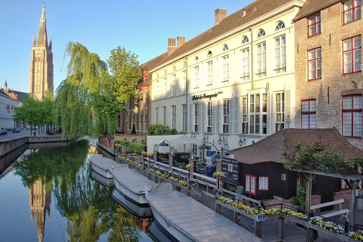 Les canaux de Bruges et leurs réflexions sur l'eau