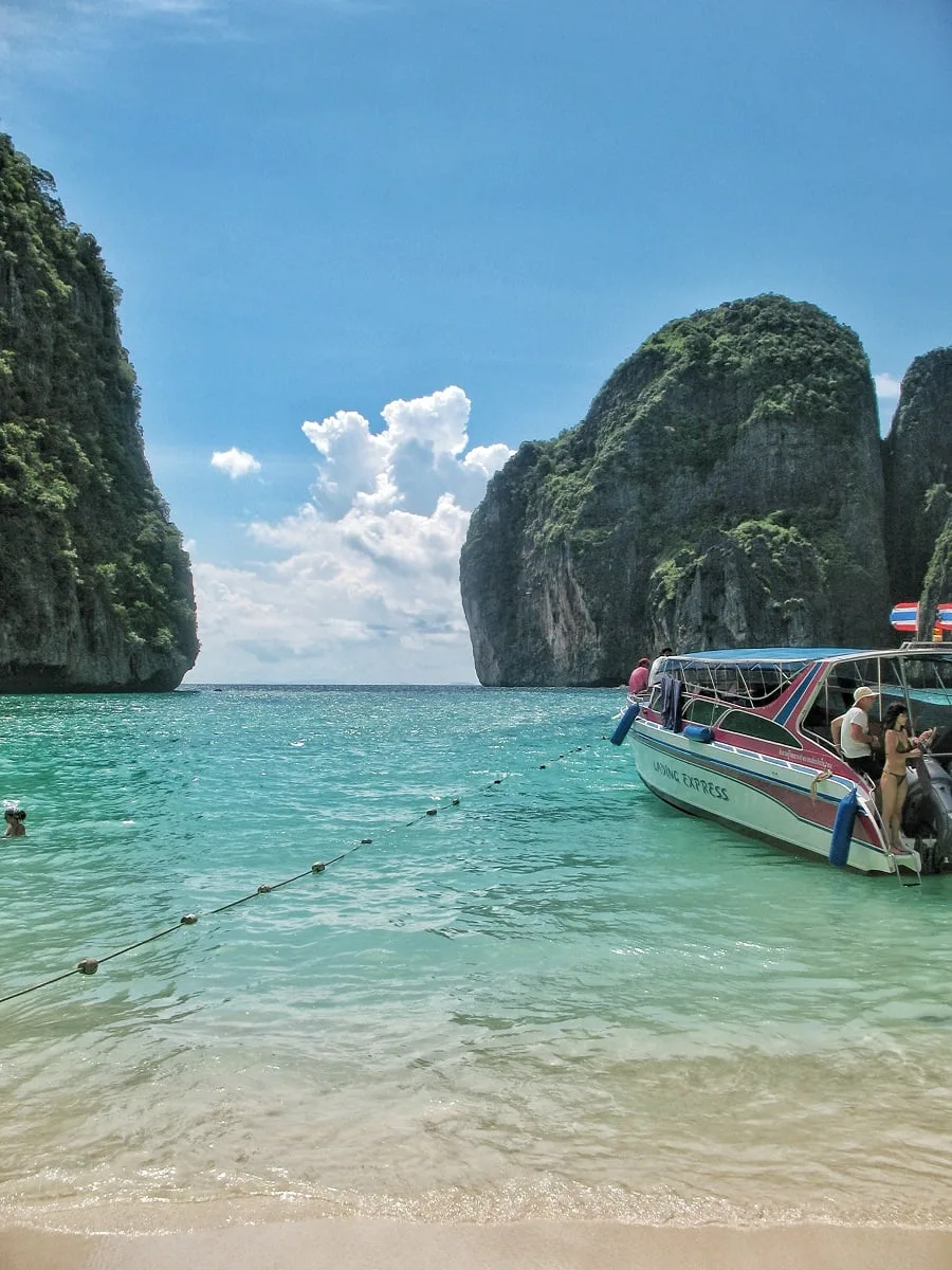 Vue depuis la plage de Maya Bay