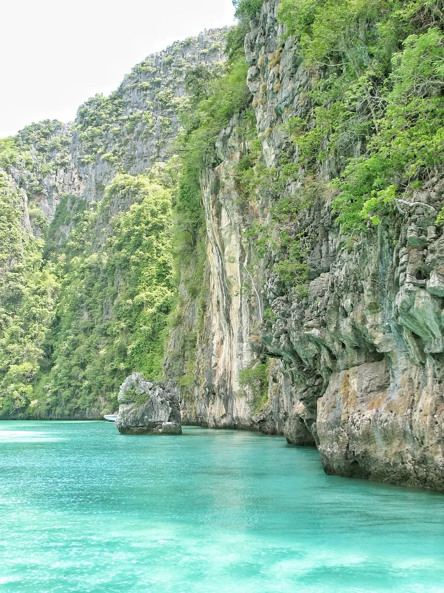 Le lagon Pileh et ses eaux bleu turquoise