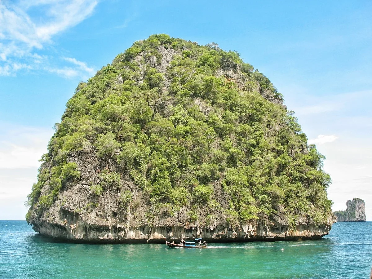 Le rocher de l'autre côté de Maya Bay