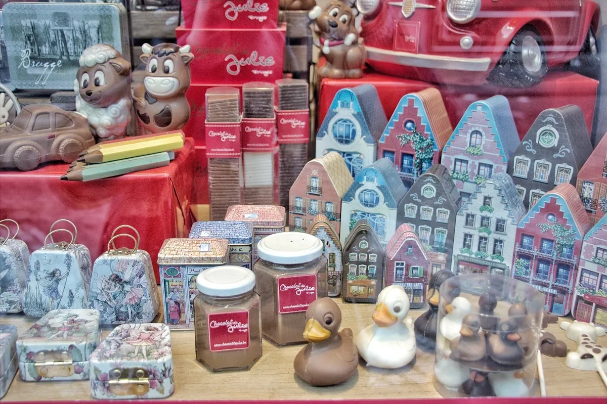 La vitrine d'une chocolaterie à Bruges