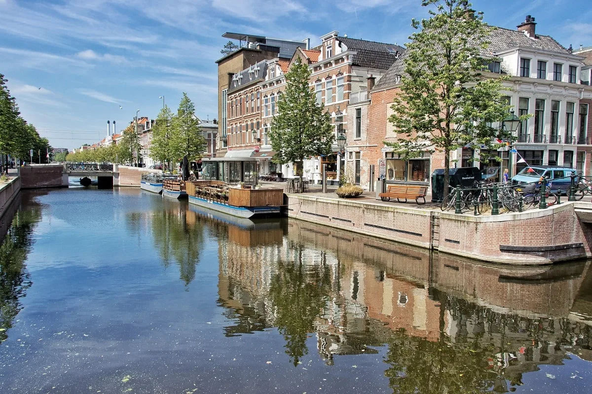Canal dans le centre-ville de La Haye