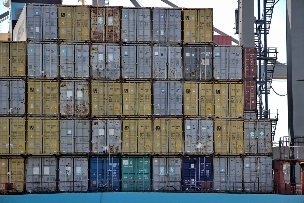 Les containers dans le port de Rotterdam