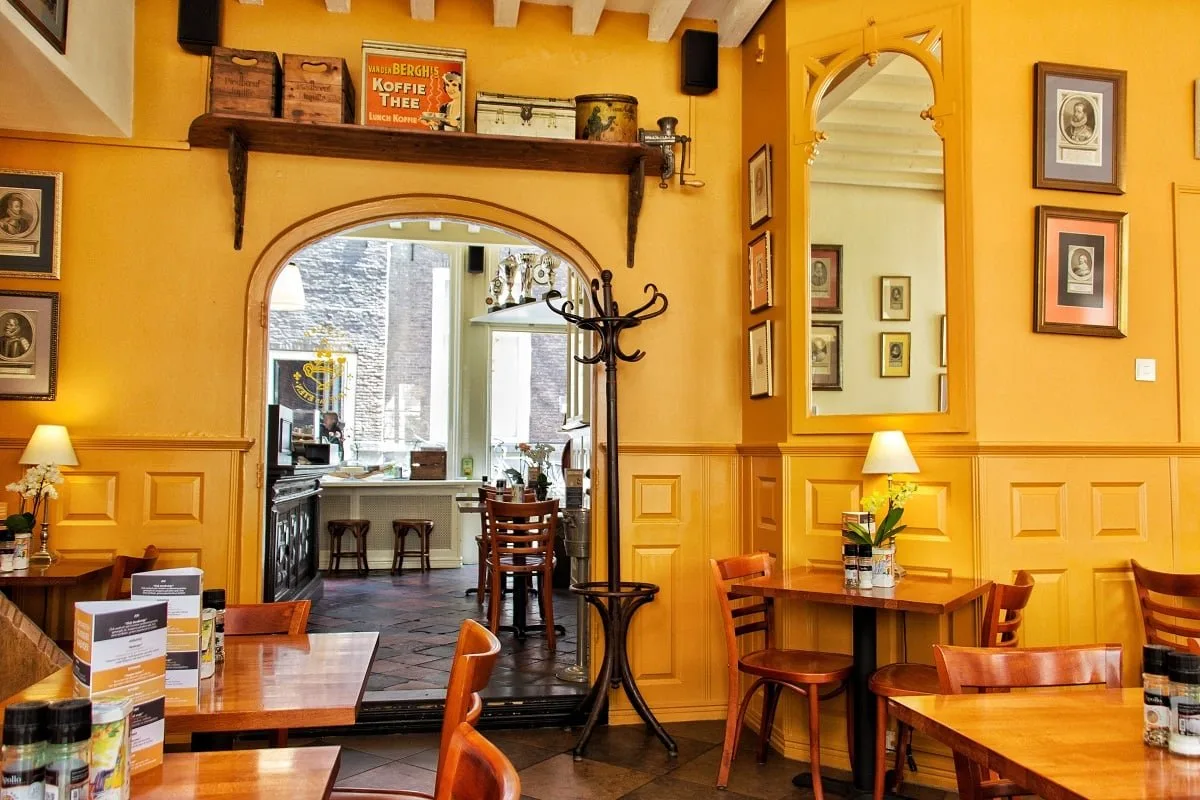 L'intérieur du restaurant t Hof van Eten de La Haye