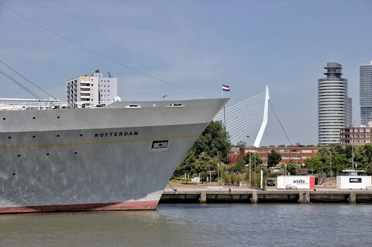 Le navire "Rotterdam" à quai dans le port de Rotterdam