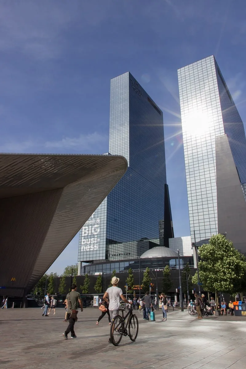 Vue sur la gare centrale de Rotterdam depuis le parvis