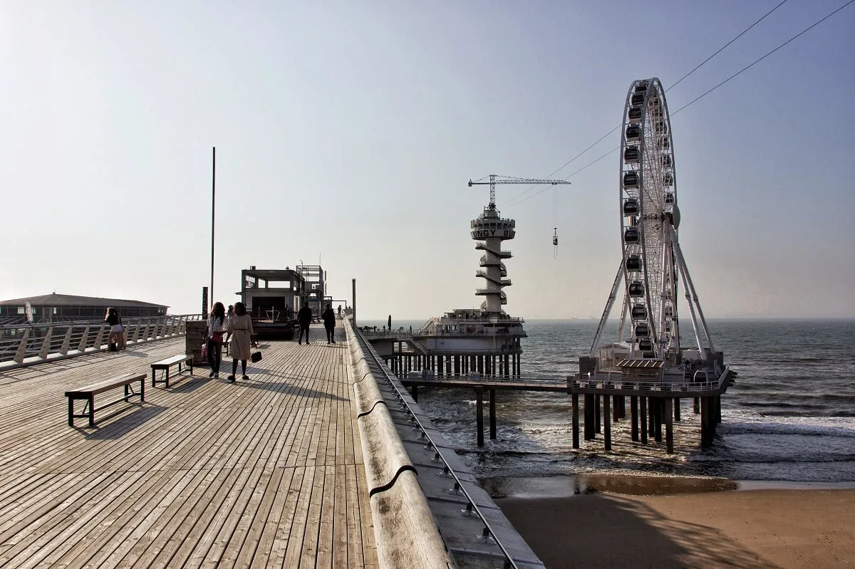 Le ponton de la plage de Scheveningen