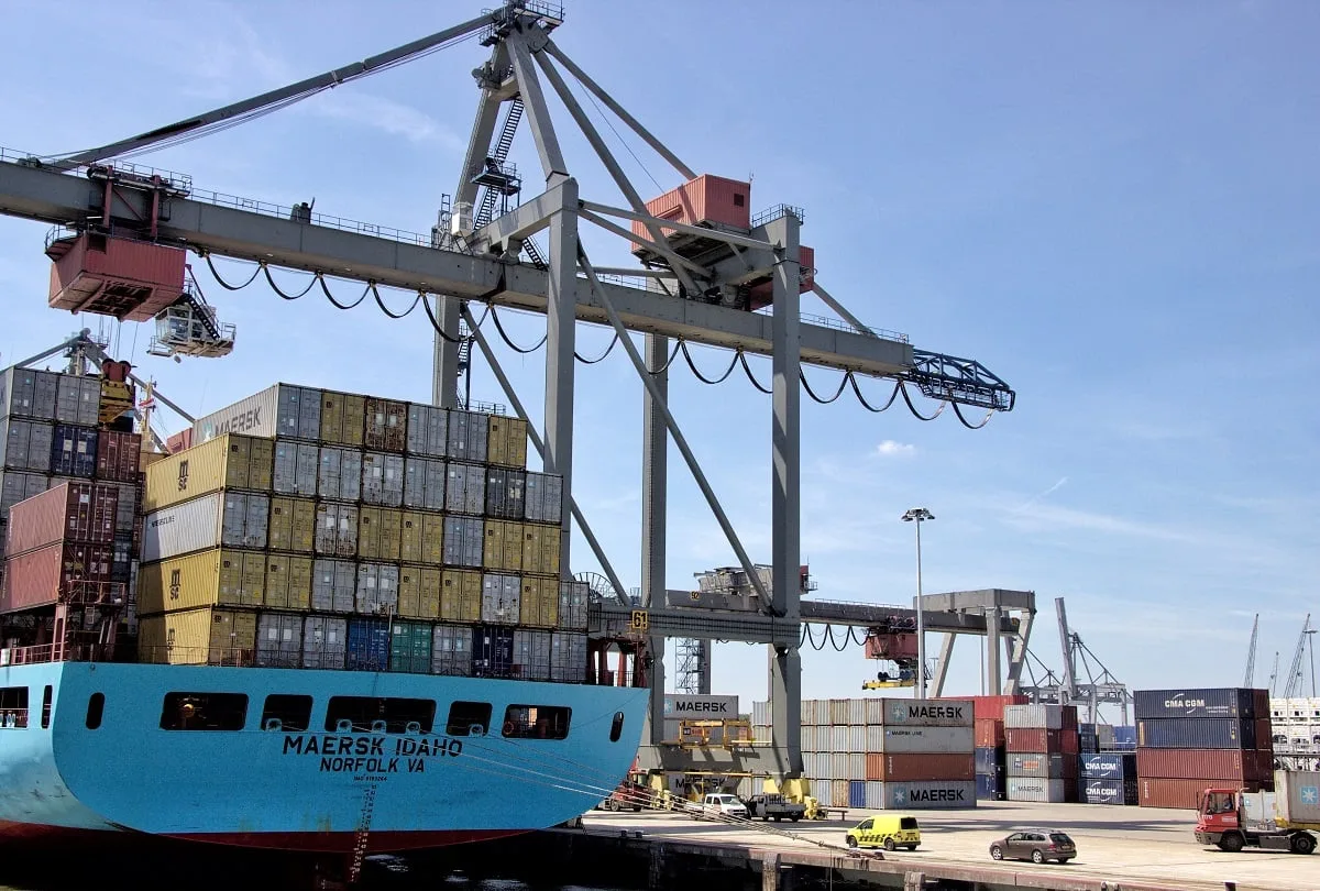 Dans le port de marchandises de Rotterdam