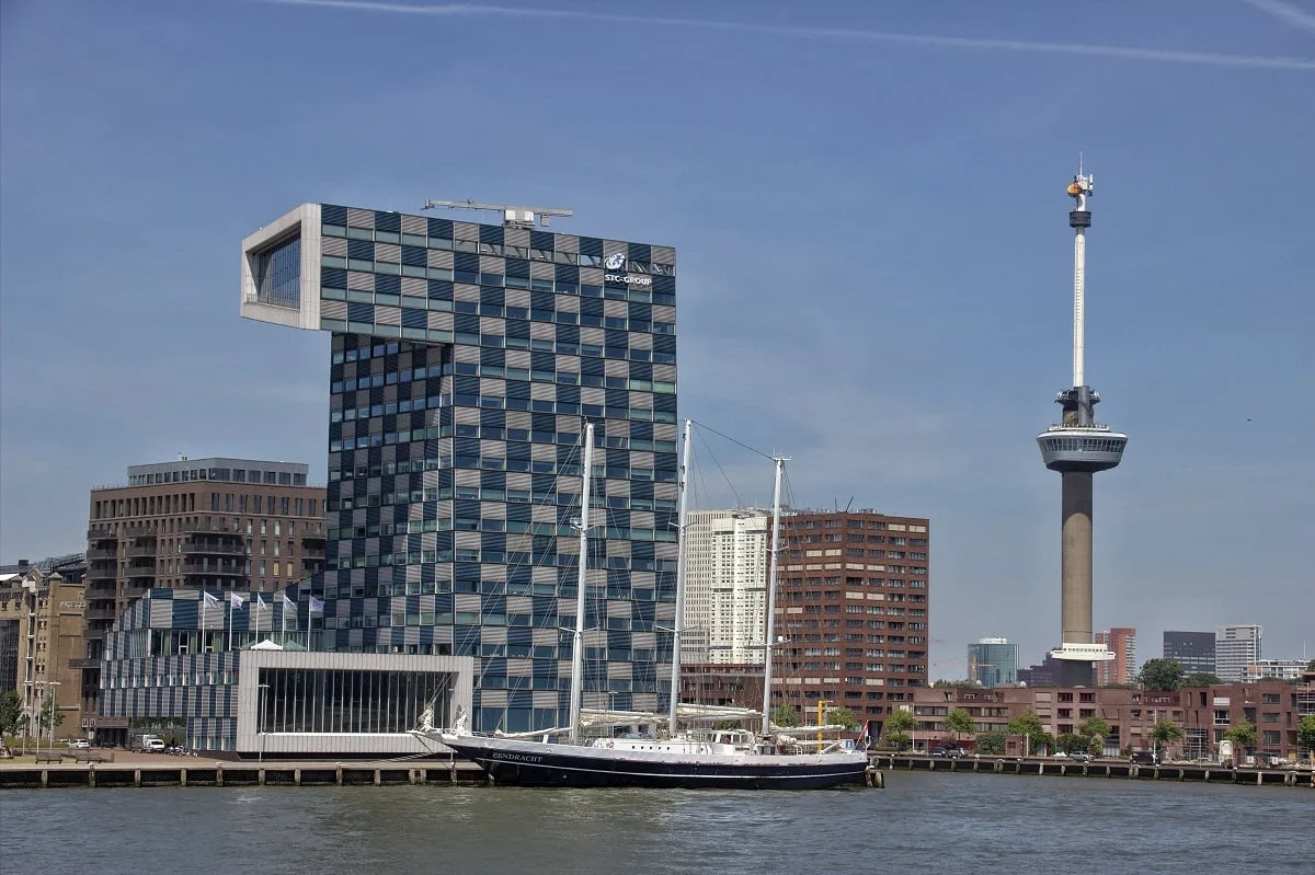 La tour Euromast de Rotterdam vue depuis la croisière Spido