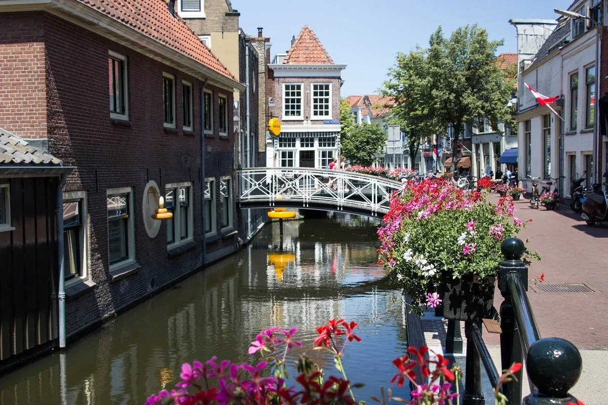 Visiter Gouda et ses ruelles fleuries