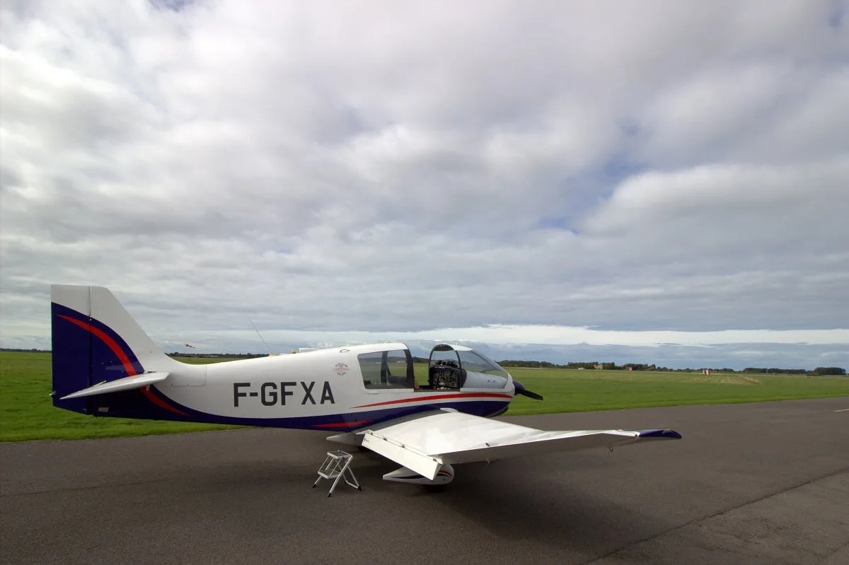 Un avion permettant de faire un baptême de l'air au-dessus du grand site des deux caps