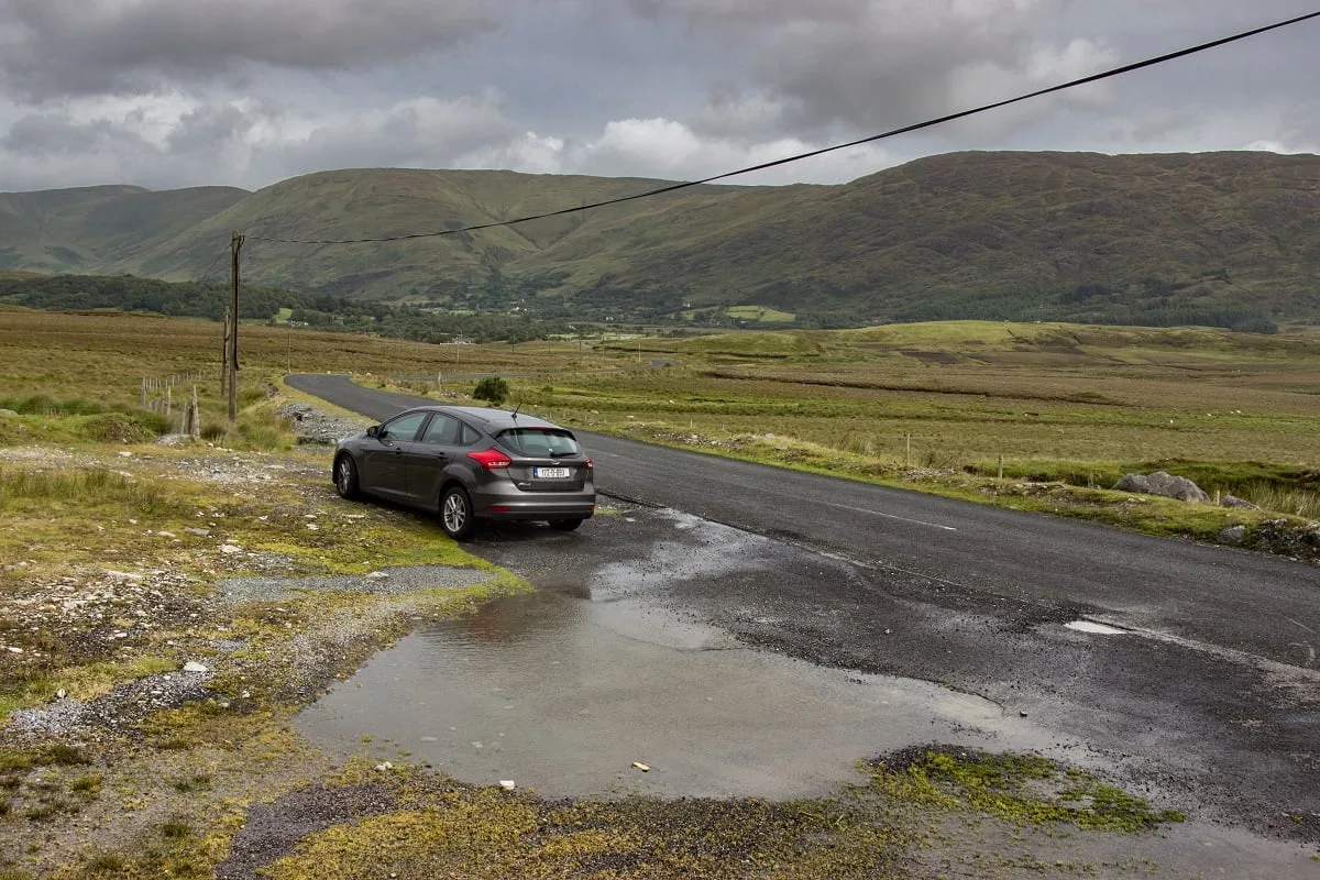 Ma voiture de location lors de mon road trip en Irlande