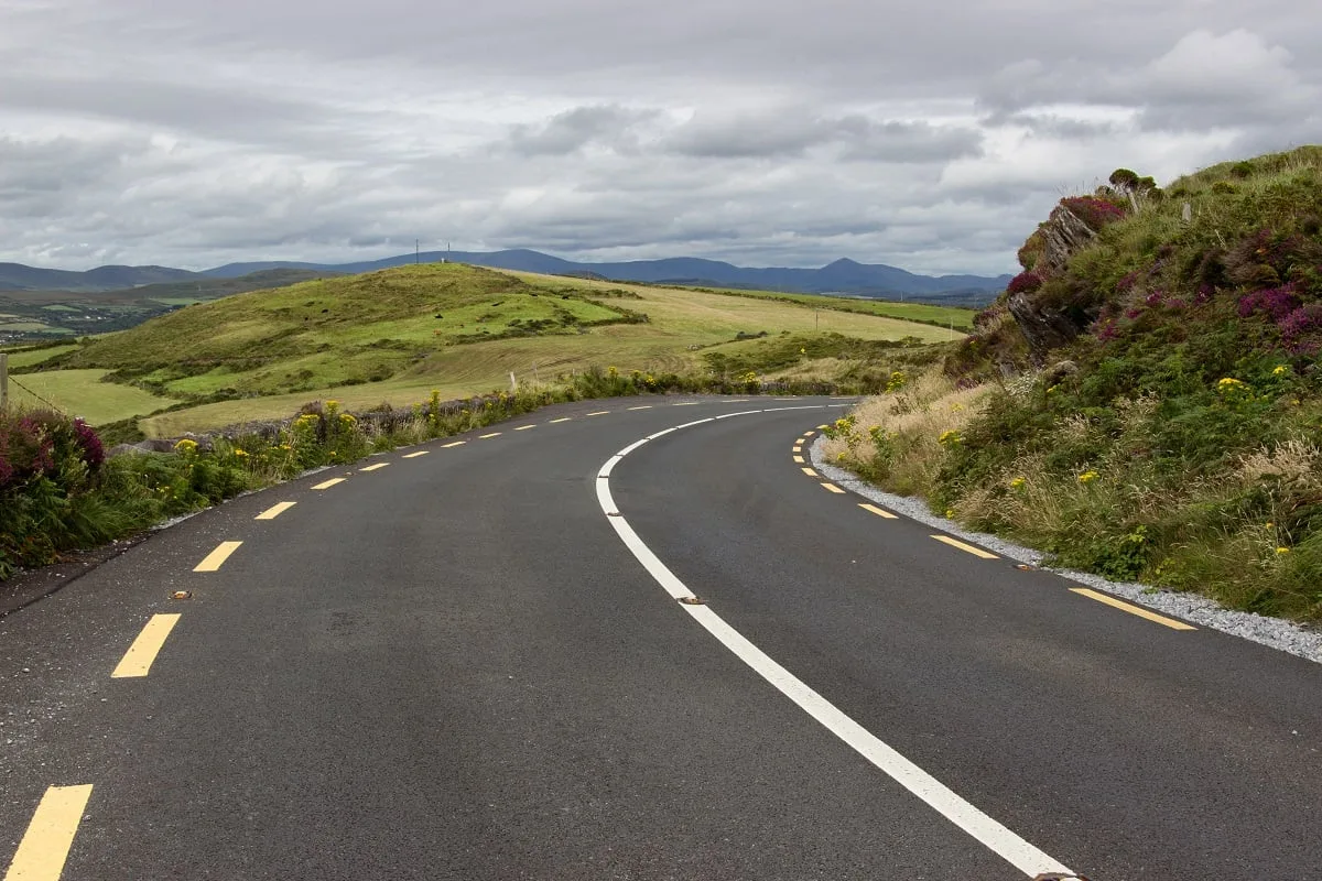 Une route principale dans l'ouest de l'Irlande