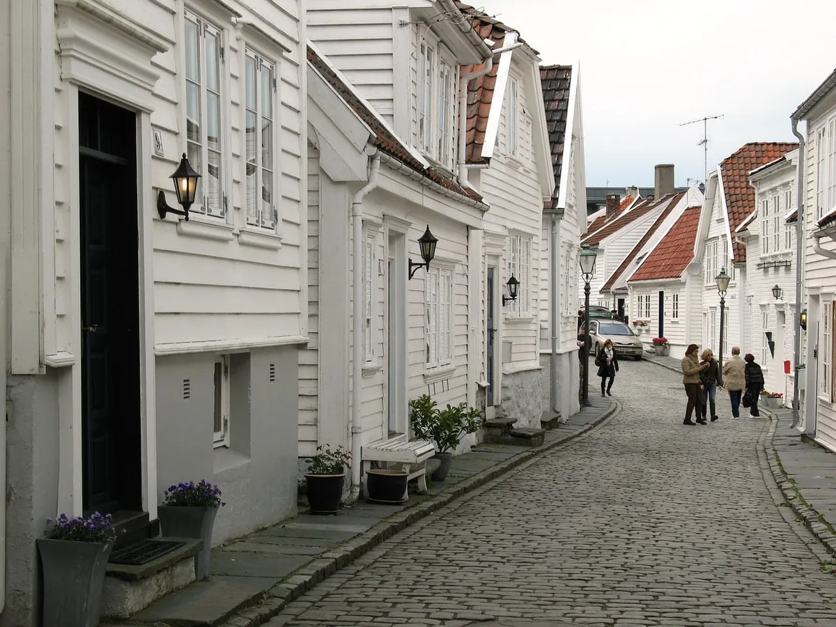 Dans les rues de Stavanger avec ses maisons blanches