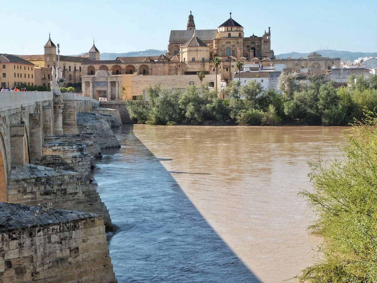 Vue sur Cordoue depuis les bords du pont Romain