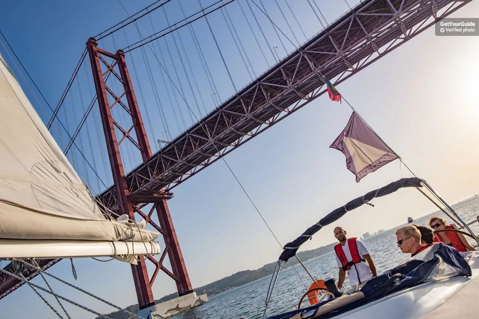 La croisière en catamaran à Lisbonne sous le pont du 25 Avril