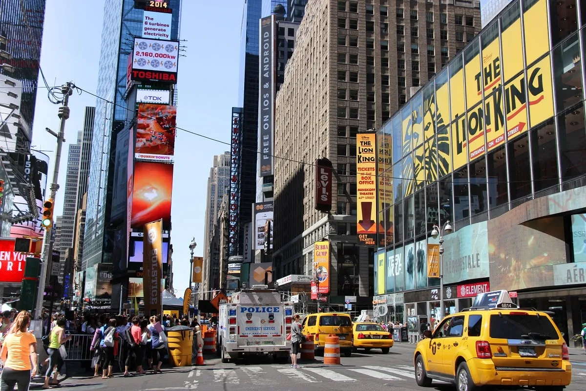L'enseigne du spectacle du Roi Lion (Lion King) à Times Square