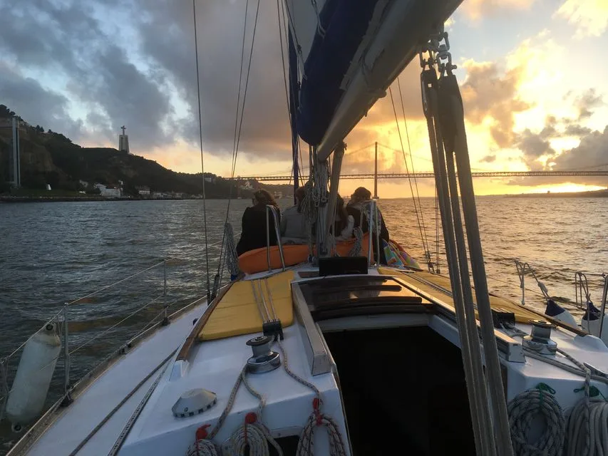 Croisière sur le Tage à Lisbonne en voilier au coucher du soleil