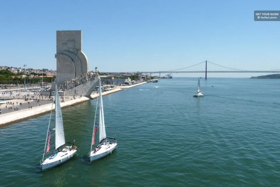 Voiliers à Bélem pour faire une croisière à Lisbonne