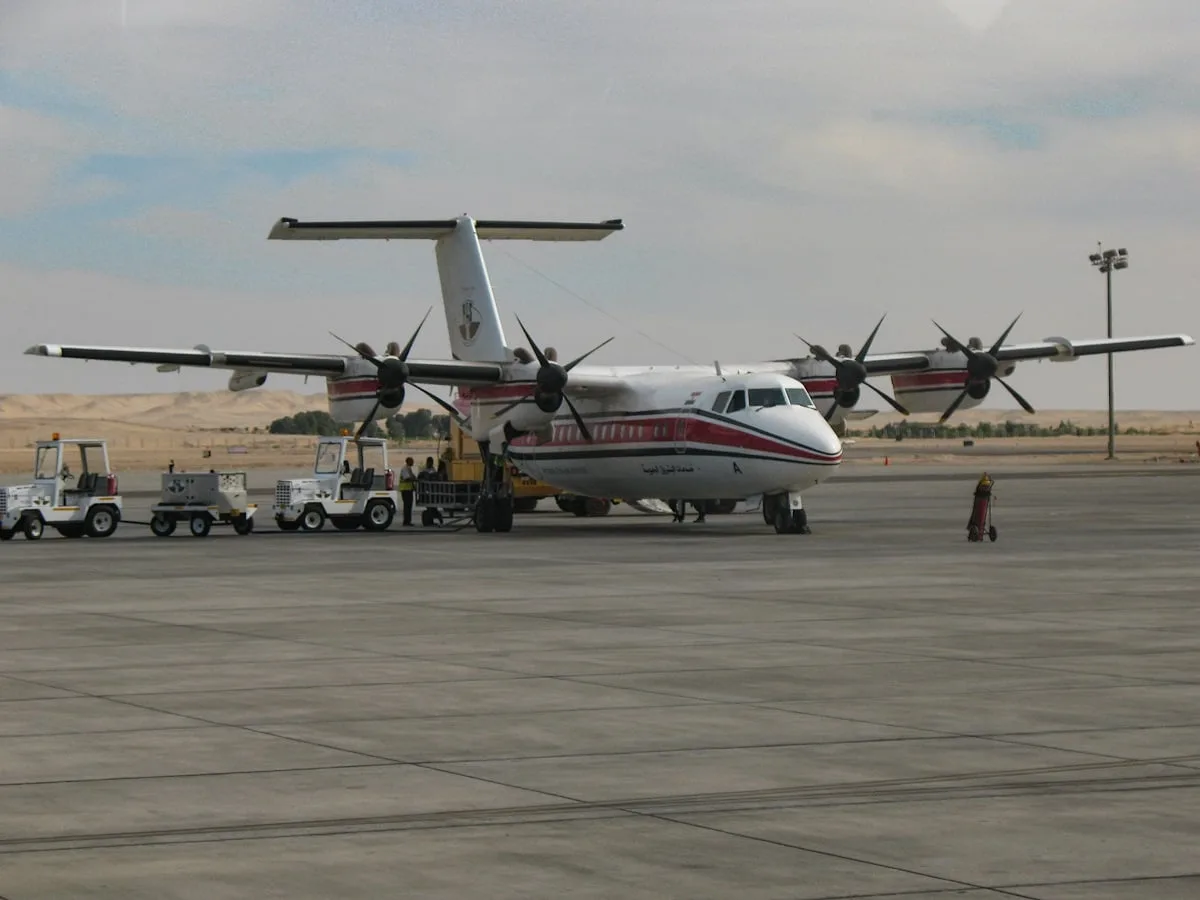 Avion à hélices sur le tarmac pour un vol intérieur
