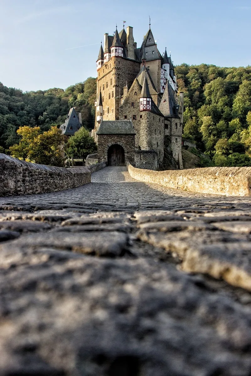 Le lever du soleil sur le château de Eltz