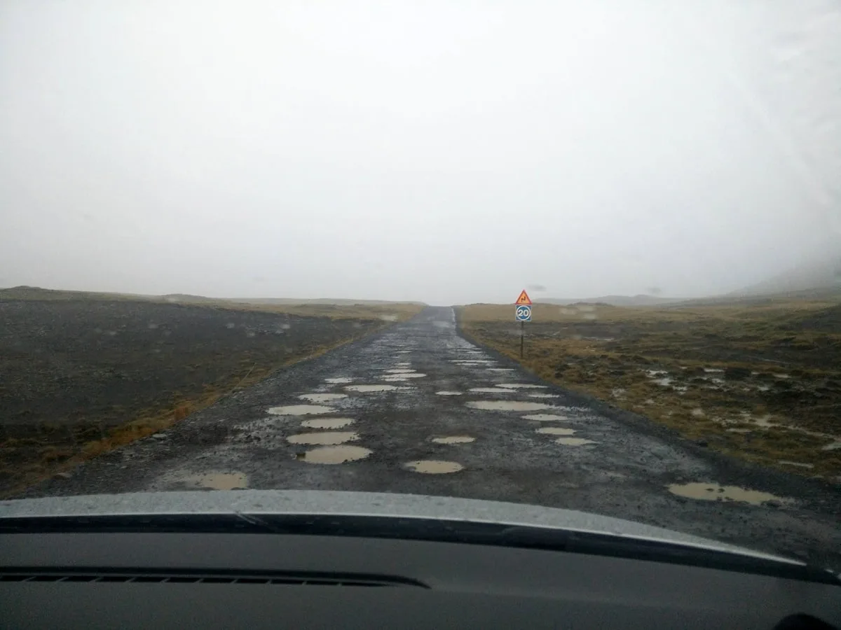 Des trous sur un chemin d'accès en Islande